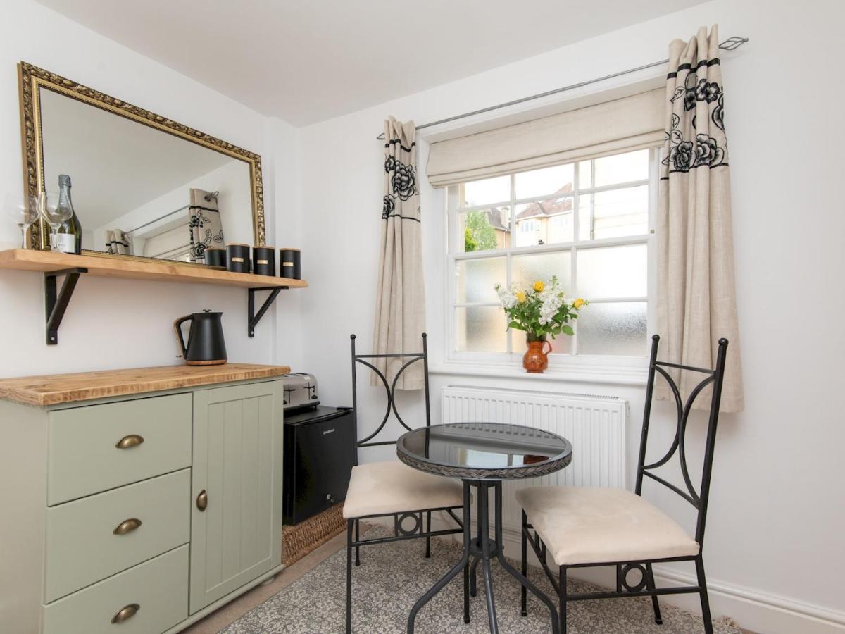Pass The Keys Stylish 2 Bed Central Bath Apartment With Parking Exteriér fotografie